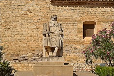 Estatua de Miguel Servet en Villanueva de Sijena.